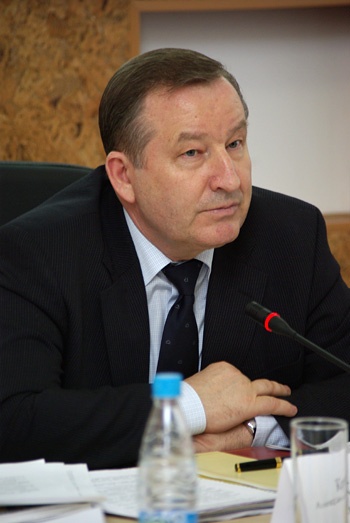 Doc22.ru Выступивший на конференции губернатор Александр Карлин отметил, что в целом итоги выборов Президента России в Алтайском крае укладываются в общероссийскую тенденцию.