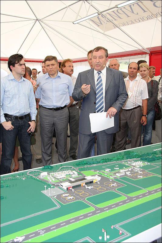 Doc22.ru Губернатор Карлин презентует проект модернизации Бийского аэропорта (фото из архива Doc22.ru).