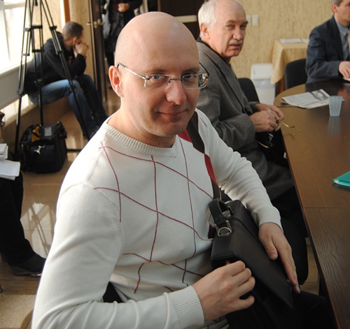 Doc22.ru …а «эсер»-доцент Вакаев не выпускал из рук  черный чемоданчик с компроматом.