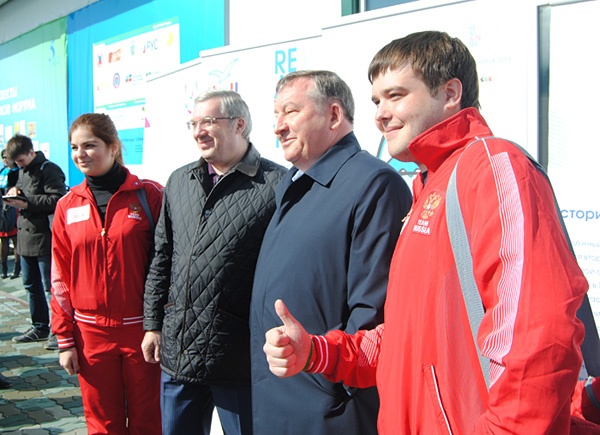 Doc22.ru Полпред Толоконский и губернатор Карлин (справа) с участниками Форума АТР-2013.