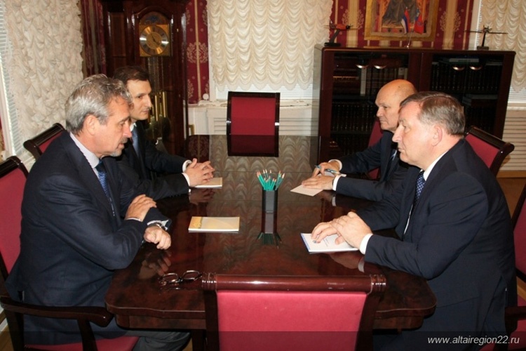 Переговоры Карлина и Сысуева (слева) о сотрудничестве банка и региона в московском офисе «Альфа-Банка». 25 октября 2012 года. 