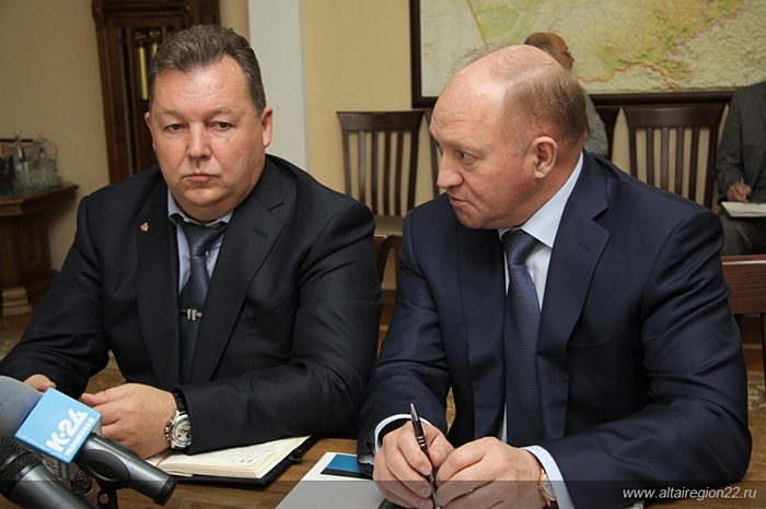 Генеральный директор ОАО «Алтаймясопром» Борис Панов (справа) и председатель Совета директоров компании  Александр Юган хотят вывести новую сибирскую породу свиней.