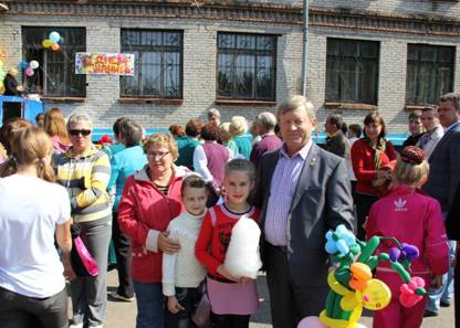 Руководитель компании ежегодно 1 сентября встречает в своей родной школе в поселке Булыгина Заимка. 