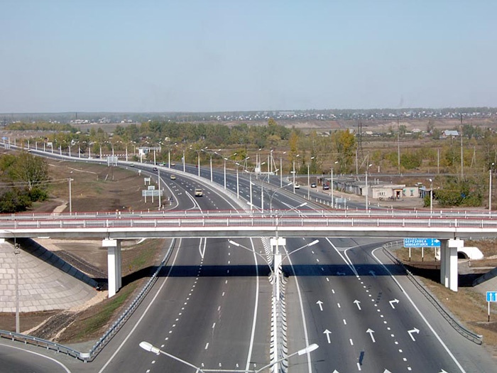 Практически все крупные дорожные объекты региона построены при участии Новоалтайского завода мостовых конструкций.