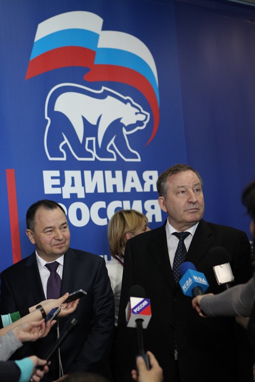 Борис Трофимов (слева) заявил, что добился от губернатора края Александра Карлина (справа) оздоровления муниципальных финансов.
