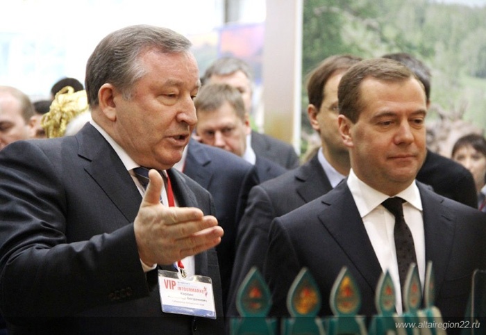 Председатель Правительства РФ Дмитрий Медведев и губернатор края Александр Карлин на выставке «Интурмаркет-2013». фото altairegion22.ru