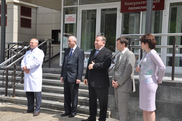 Губернатор Александр Карлин (в центре) на церемонии передачи краевой клинической больнице новых специализированных автомобилей для автопоезда «Здоровье».  