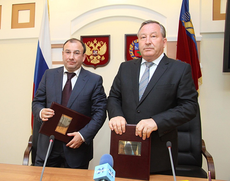 Губернатор края Карлин и гендиректор ОАО «НОВАЭМ» Черномор довольны сотрудничеством.