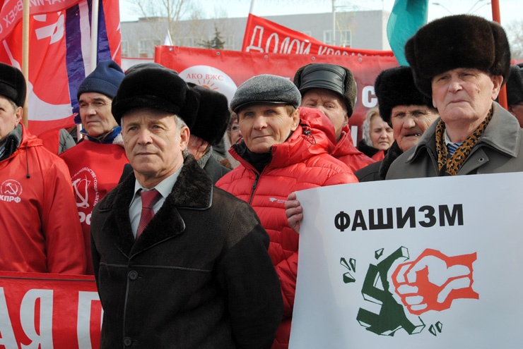 Коммунисты во главе со своим лидером Сергеем Юрченко стояли отдельной группой.