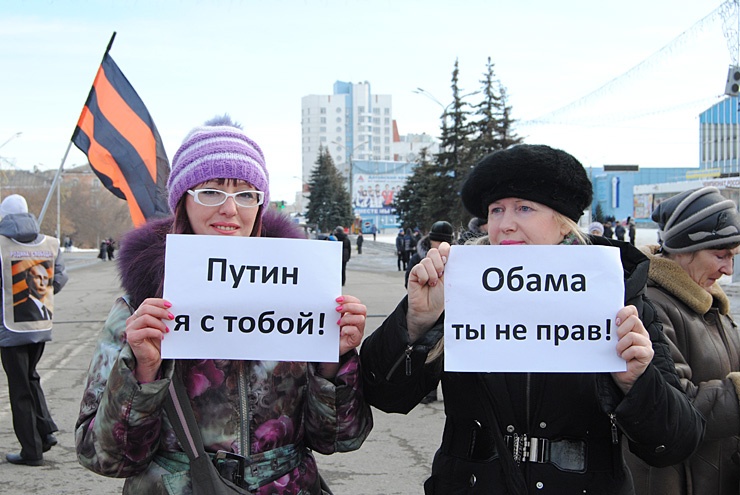После окончания митинга в Барнауле его участники долго не расходились.