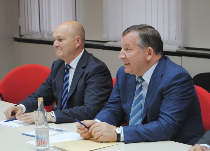 Губернатор Карлин и его заместитель (слева) Щетинин убеждены, что Алтайский край достоин особого места в федеральной аграрной политике.
