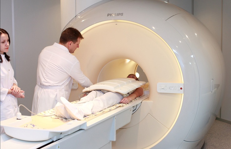 Гордость диагностического центра – лучевой отдел. Сегодня в  лучевом сегменте диагностический центр стоит в одном ряду с ведущими российскими и зарубежными клиниками. В развитии этого направления ключевую роль играет высокотехнологичное оборудование. Многосрезовые рентгеновские компьютерные томографы, магнитно - резонансные томографы, цифровое рентгеновское оборудование, известная на всю страну и за ее пределами  школа лучевой диагностики  позволяют  центру стать  практической и методологической базой по развитию лучевого направления в отечественной медицине.