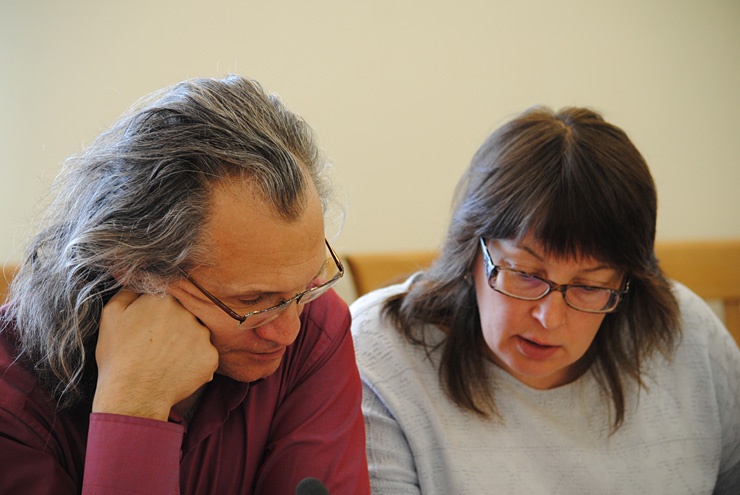 Сергей Тепляков и Лариса Вигандт обсуждают творческие планы.