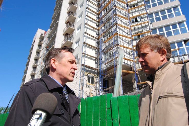 Андрей Геттих беседует с руководителем строительства дома для обманутых дольщиков.