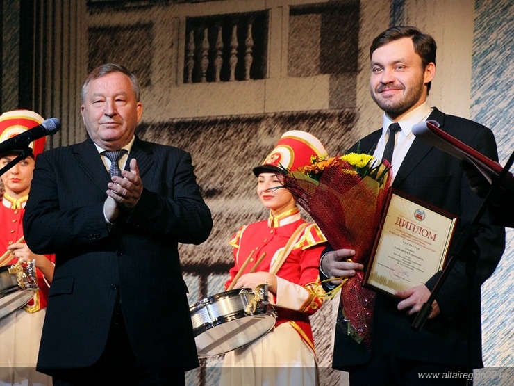 Губернатор вручил премию молодым театральным деятелям, среди которых был и актер МТА Александр Савин. Фото altairegion22.ru