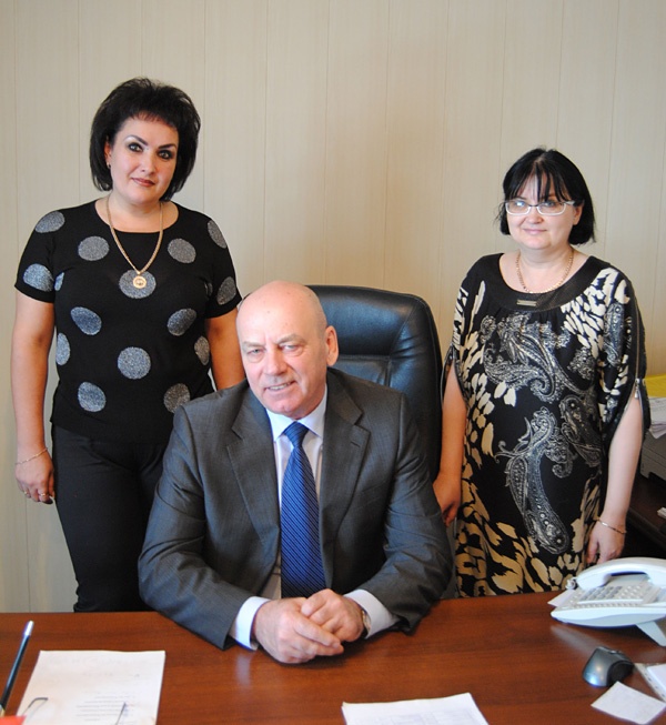 Директор ООО «АИК» Валерий Сморгун, замдиректора Елена Шпикер (слева) и главный бухгалтер Ольга Клейшмидт.