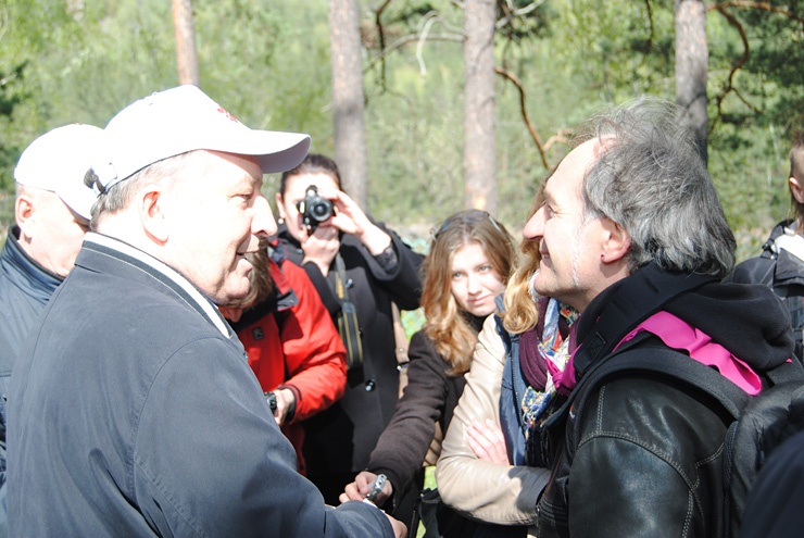 Губернатор Карлин и путешественник-писатель Филипп Буржуа Тристан (Франция), книга которого об Алтае издана в  России,  встретились на  первом празднике цветения маральника. 6 мая 2013 года. Фото Doc22.