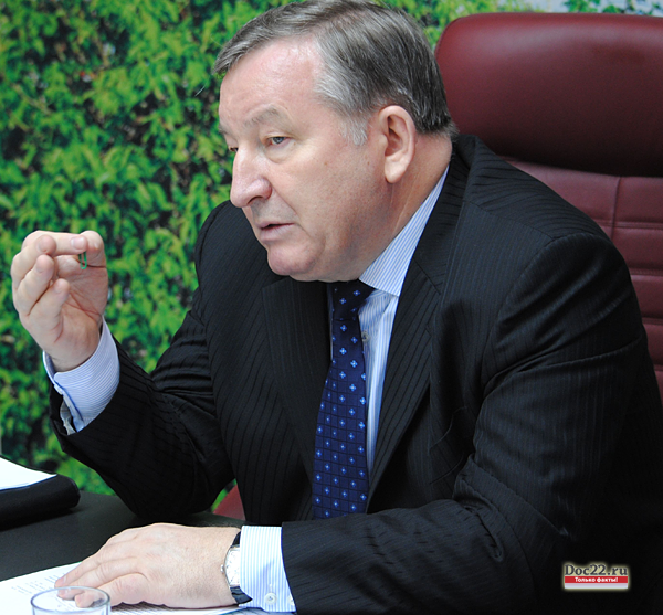 Doc22.ru Александр Карлин предложил министру «заинтересовать» торговые сети алтайскими сырами и сливочным маслом.