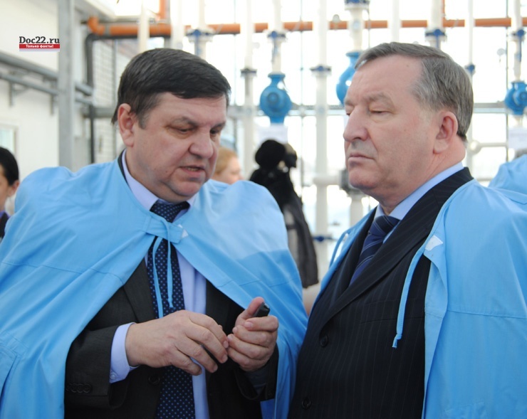 Иван Зырянов (слева) не раз принимал в своем тепличном хозяйстве губернатора края Александра Карлина. Февраль 2013 года. Фото из архива Doc22.