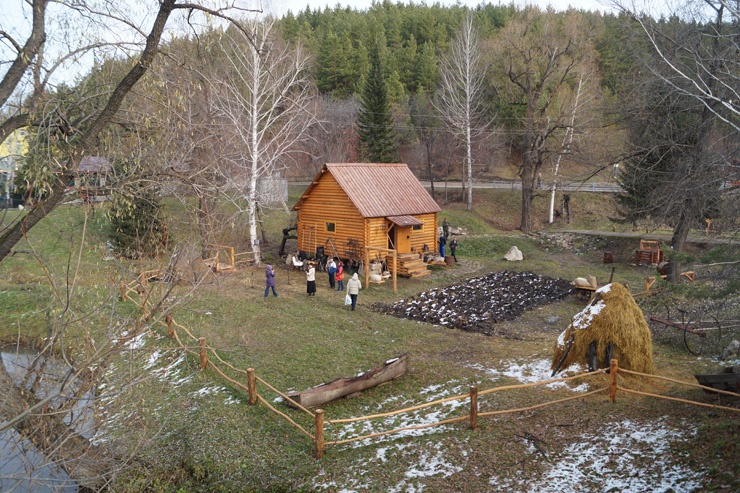 Известный алтайский скульптор Владимир Войчишин построил в городе-курорте Белокурихе первую в Сибири действующую водяную мельницу.