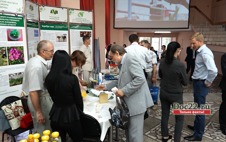 Doc22.ru Гости и участники конференции знакомятся с алтайскими разработками
