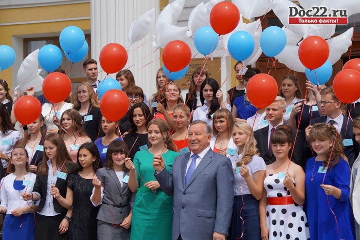 Doc22.ru После окончания встречи все участники, включая и Губернатора края, выпустили воздушные шары. Каждый должен был загадать заветную мечту. И надеяться, что она сбудется.