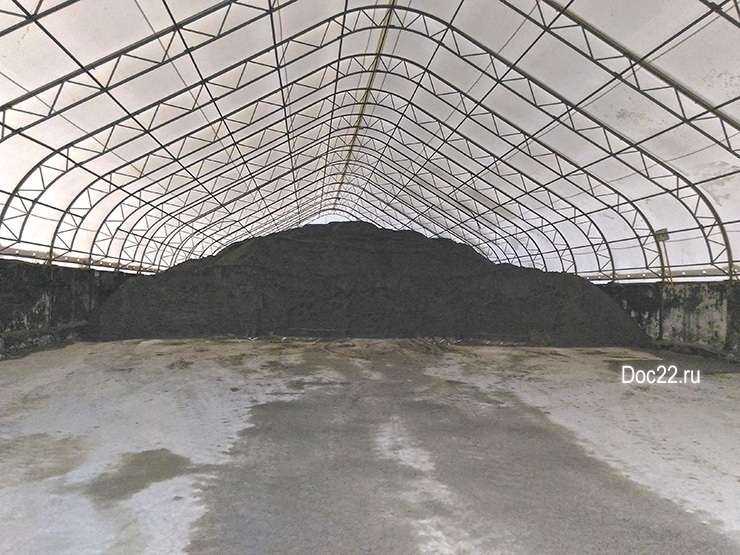 Doc22.ru Дорожные предприятия Алтайского края на 90% готовы к зимнему сезону. На площадке «Северо-Восточного ДСУ» для сохранения свойств пескосоляной смеси используют специальный навес, который предотвращает её намокание и вымывание соли. 