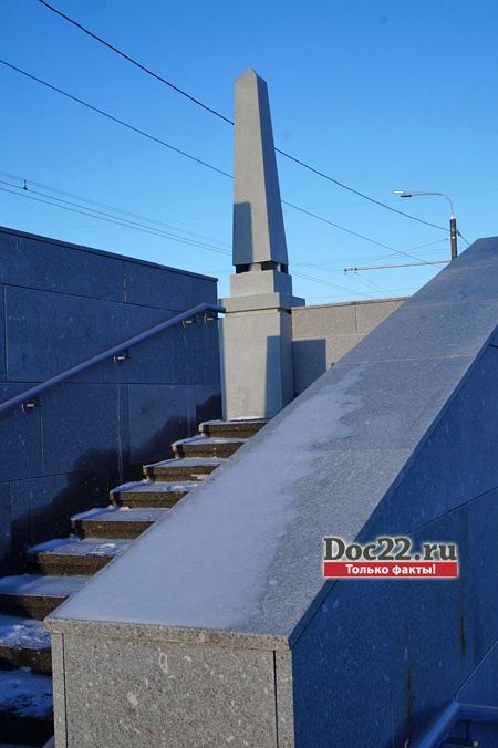 Doc22.ru По гранитным лестничным сходам можно попасть в прогулочную зону под мостом. декабрь 2016 г