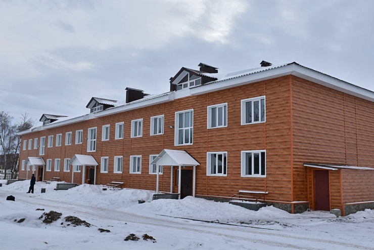 Doc22.ru Новый дом в Сростках, построенный для переселения граждан из ветхого жилья, стал "визитной карточкой" села. Фото Главстрой Алтайского края.