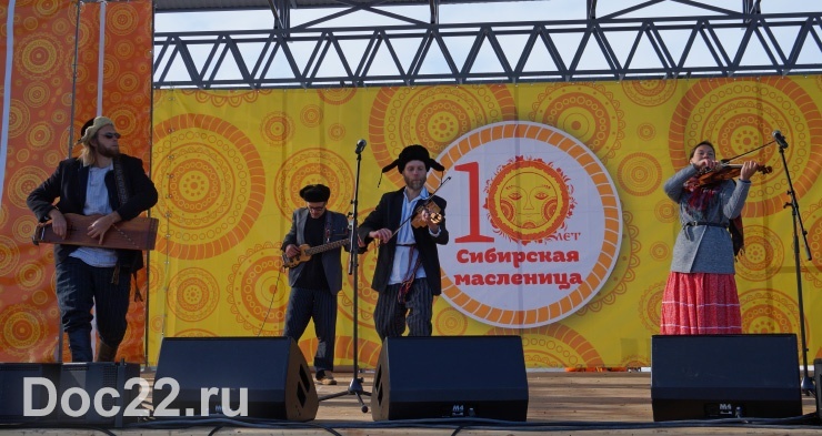 Doc22.ru Группа «Отава Ё» из Санкт-Петербурга с большим успехом выступила на сцене в Новотырышкино