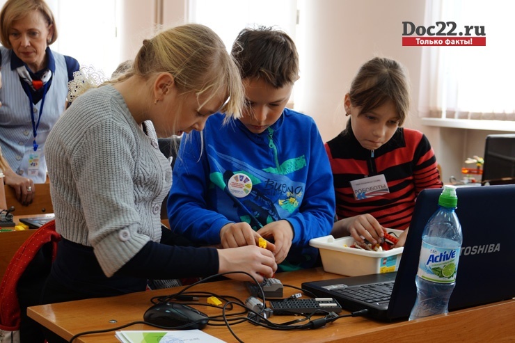 Doc22.ru В Алтайском государственном университете 13-14 марта в рамках фестиваля «Техника. Творчество. Успех» прошел Краевой конкурс по робототехнике и интеллектуальным системам среди обучающихся. Самые юные участники собирали модель «стрекозы» и программировали ее движения. 
