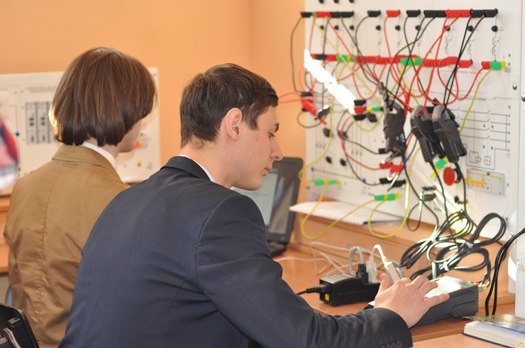 Doc22.ru Студенты АлтГТУ уже осваивают новую лабораторию с современным электрооборудованием. Фото АлтГТУ