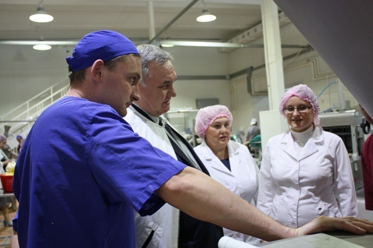 Doc22.ru Александр Лукьянов (второй слева) осмотрел действующее производство молочной продукции на ООО «Любава». Фото Алтайпищпром
