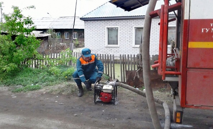 Doc22.ru Спасатели откачивают грунтовые воды с придомовых участков рубцовчан. Фото ГУ МЧС по Алтайскому краю