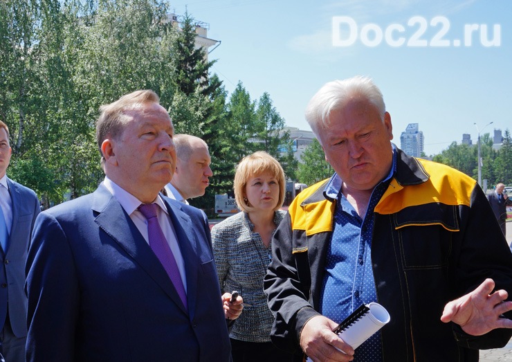Doc22.ru Владимир Отмашкин (справа) заверил Губернатора, что конструкторы «Алтайгеомаша» готовы разработать машину и для выкапывания молодых деревьев для посадки.