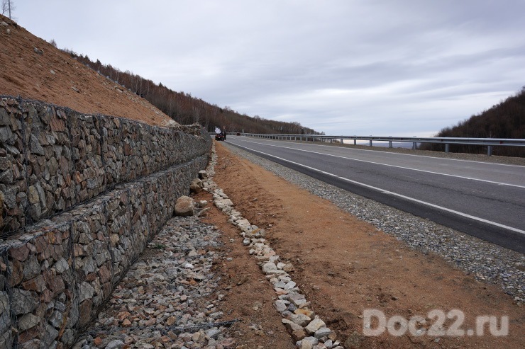 Doc22.ru При строительстве дороги к Белокурихе-2 дорожники укрепили холмистые склоны специальными габионами, чтобы обеспечить безопасность трассы.