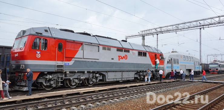 Doc22.ru В день железнодорожника можно было осмотреть современные образцы железнодорожной техники всем желающим