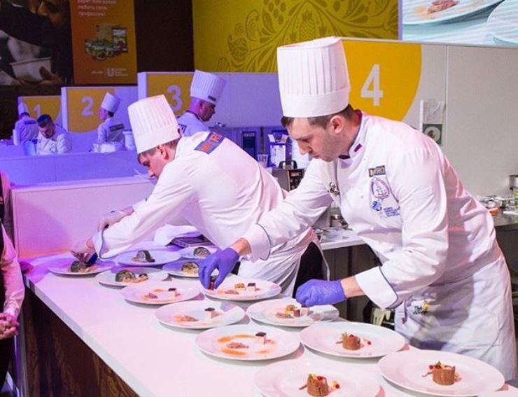 Doc22.ru Известные повара предложили гостям фестиваля продегустировать эксклюзивные блюда с добавлением сыра. Фото Алтайпищпром