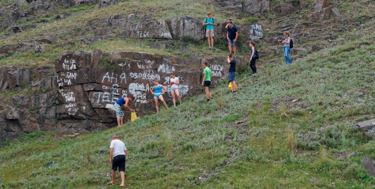 Doc22.ru Этим летом в регионе прошли благотворительные акции по очистке скал в предгорных районах края, в которых приняли участие неравнодушные жители края. Фото Минприроды Алтайского края