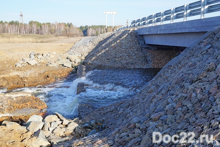Doc22.ru Так сейчас укрепляют откосы на мостах в Алтайском крае (новый мост через реку Касмала в Мамонтовском районе, построенный после наводнения в 2014 году)