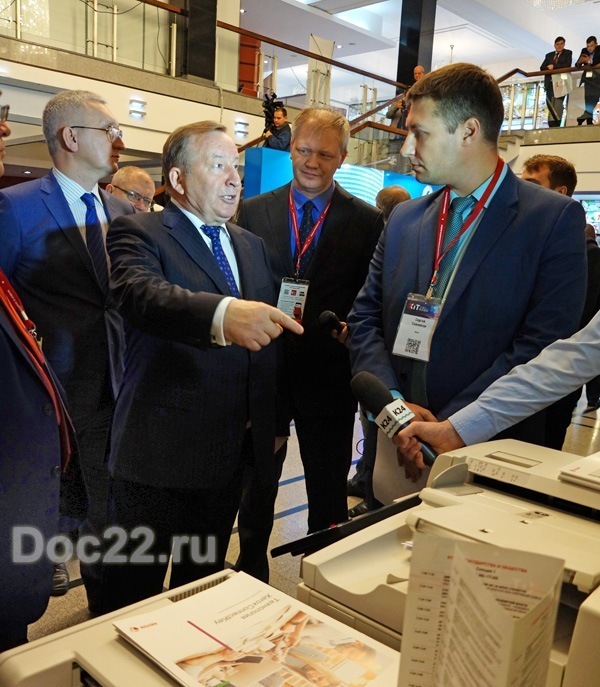 Doc22.ru Губернатор Алтайского края Александр Карлин на ИТ-форуме познакомился с технологиями, представленными компанией «Ксерокс».