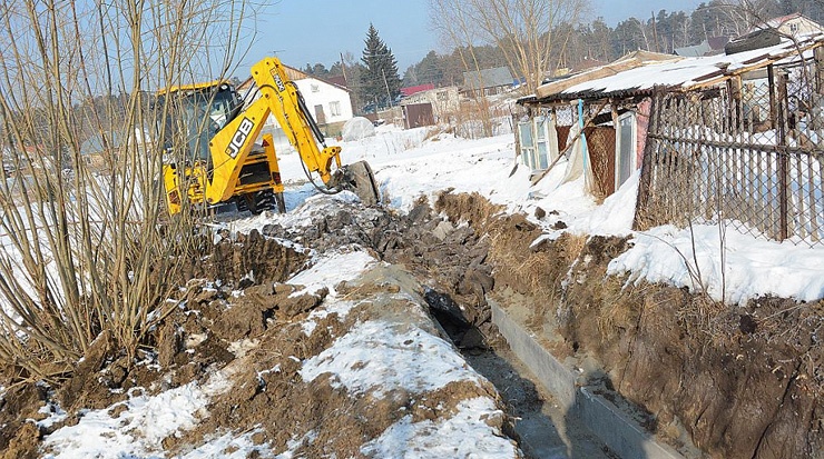 Doc22.ru В с. Лебяжье в Барнауле полным ходом идут работу по строительству водоотводной системы к предстоящему поводку. Фото администрации Барнаула