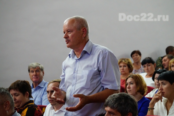 Doc22.ru Doc22.ru Виктор Томенко выступает перед жителями села Бочкари и представителями 5 районов