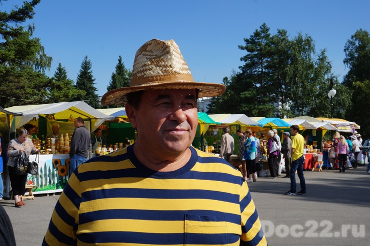 Doc22.ru Юрий Богуславский: Из-за затяжной весны в этом году пчеловоды соберут примерно на 20% меньше меда.