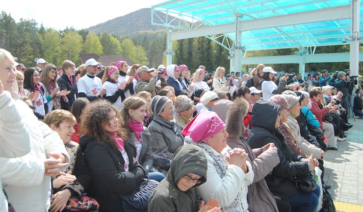 Праздник «Цветение маральника», по официальным данным, посетило более полутора тысяч туристов. Теперь им будет открываться ежегодно туристический сезон на Алтае. 