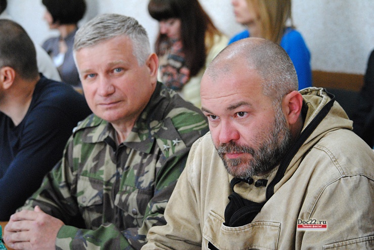 Doc22.ru Общественники-«фронтовики» Грибков и Горбунов (слева) были одеты «по-фронтовому». 