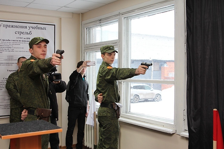 Студенты ведут стрельбу из электронных пистолетов Макарова. Фото Евгении Савиной.