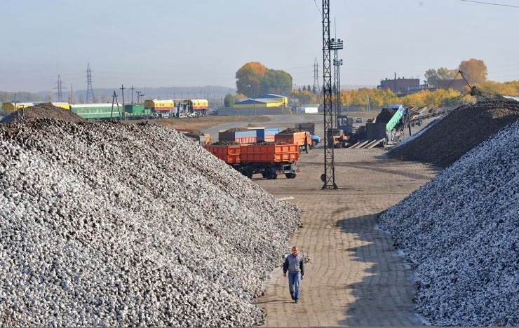 Doc22.ru Черемновский сахарный завод ежегодно перерабатывает около миллиона тонн сахарной свеклы и производит до 135 тысяч тонн сахара-песка. Фото Алтайпищпром