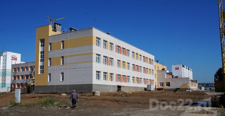 Doc22.ru Новая школа в микрорайоне «Дружный» уже готова на 80% и строители обещают сдать ее к началу учебного года.