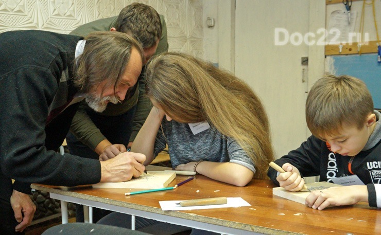 Doc22.ru Эксперт и член жюри Юрий Безденежных объясняет школьникам задание конкурса.